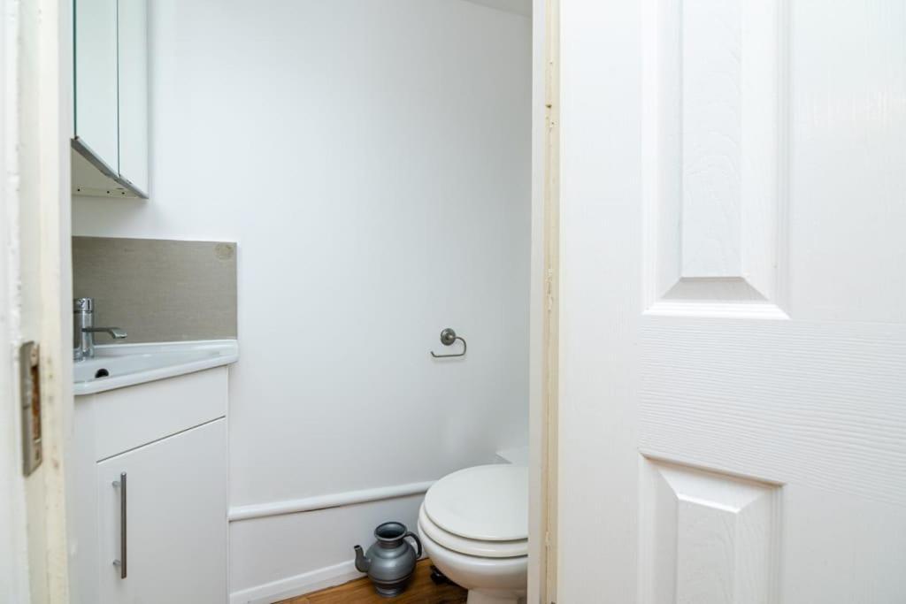 London Single Refurbished Bedroom Exterior foto