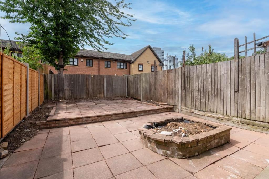 London Single Refurbished Bedroom Exterior foto