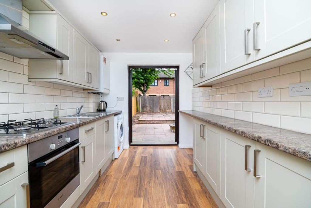 London Single Refurbished Bedroom Exterior foto