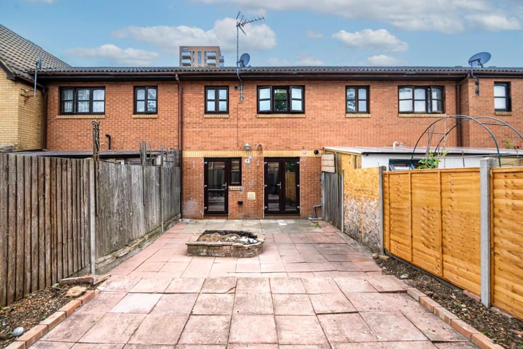 London Single Refurbished Bedroom Exterior foto