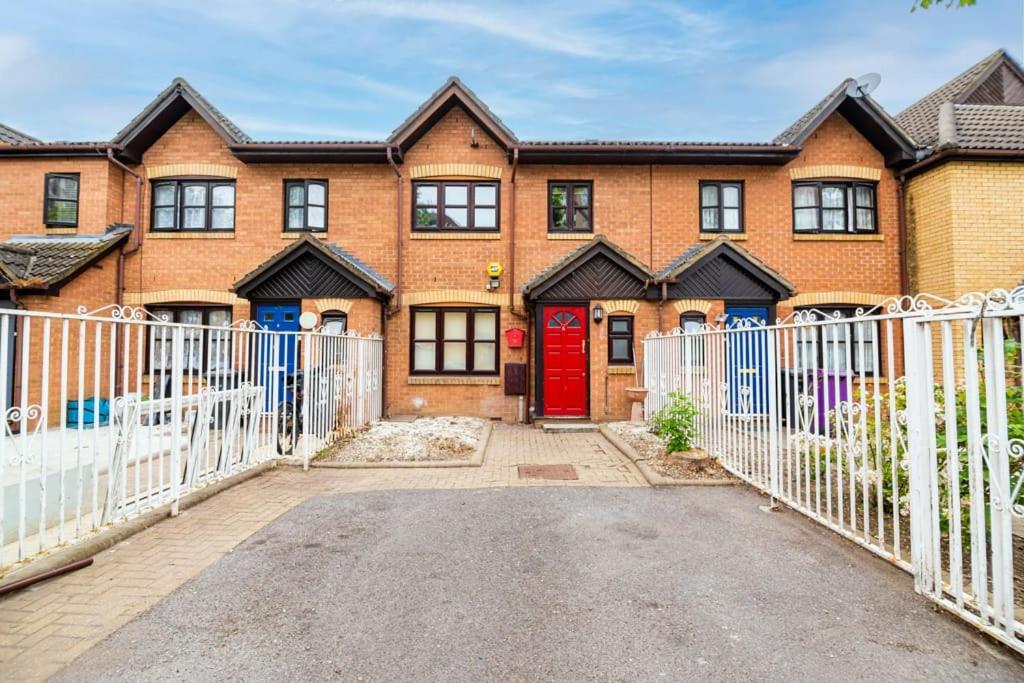 London Single Refurbished Bedroom Exterior foto