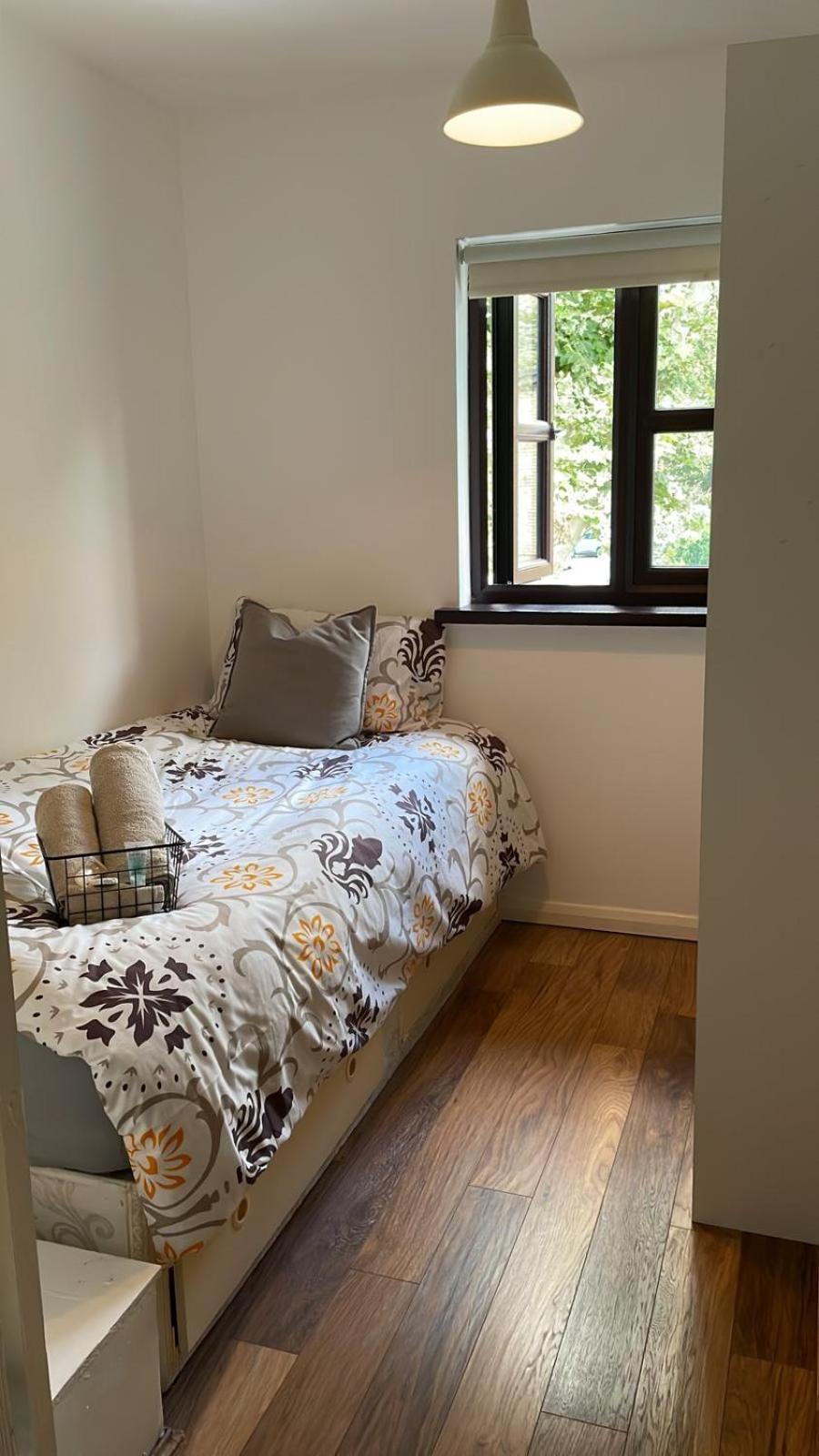 London Single Refurbished Bedroom Exterior foto