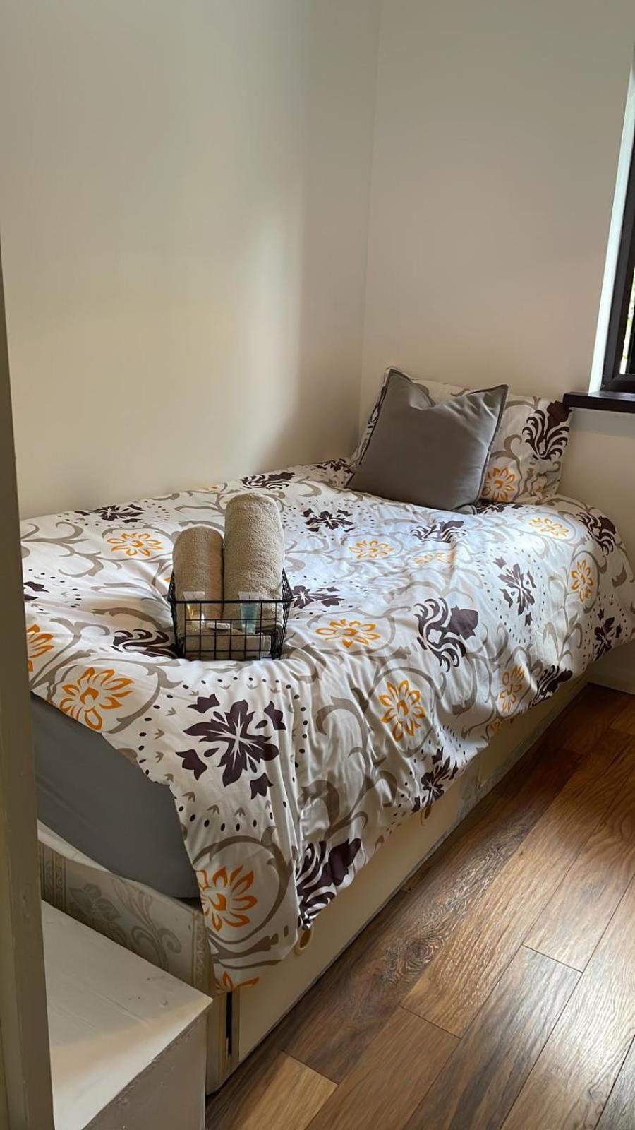 London Single Refurbished Bedroom Exterior foto