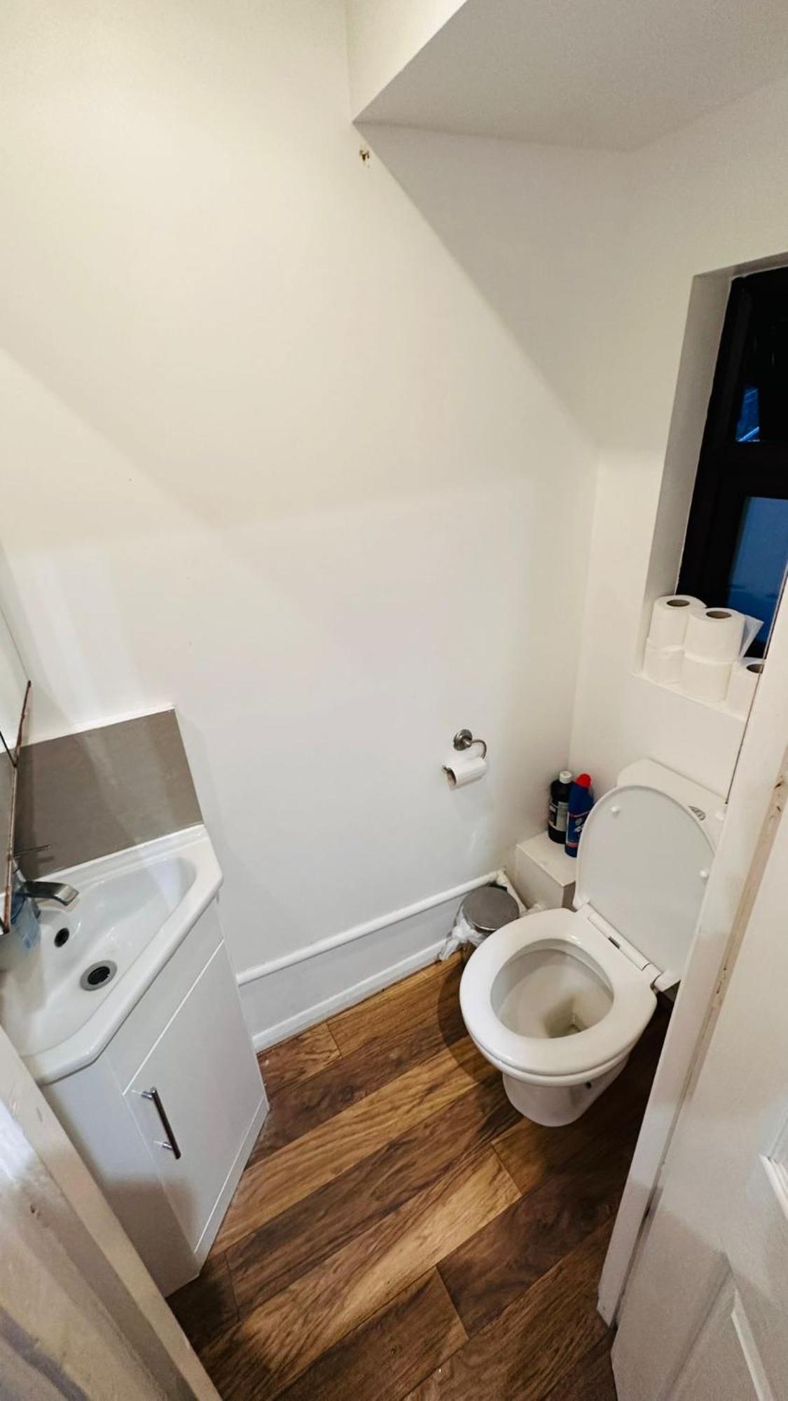 London Single Refurbished Bedroom Exterior foto